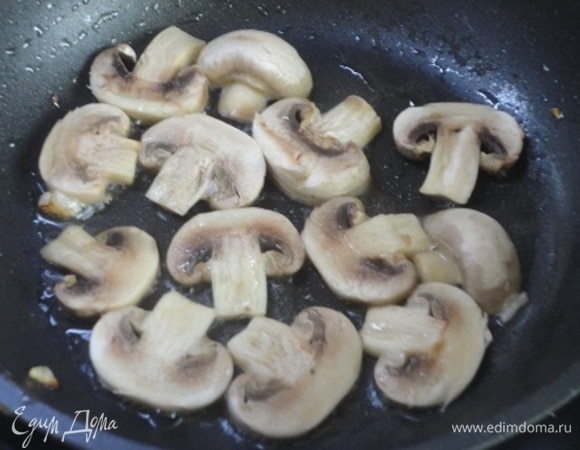 Готовые овощи выложить в тарелку, а в эту же сковороду добавить оставшееся масло и обжарить шампиньоны на среднем огне по 3–5 минут. Посолить, поперчить.