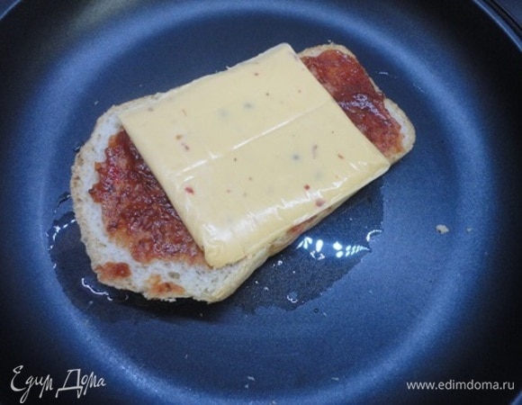 Каждый кусок хлеба смазать 1 ст. л. томатного соуса и накрыть пластинами сыра.