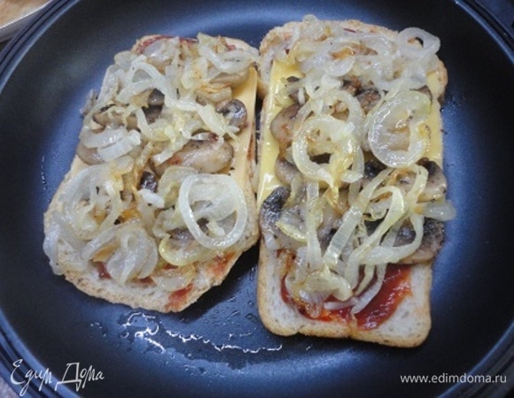 Сверху разложите жареные грибы и лук. Запекать тосты можно на противне в духовке 7 минут при 200°C. Мне удобнее делать это по паре тостов в тортильнице.