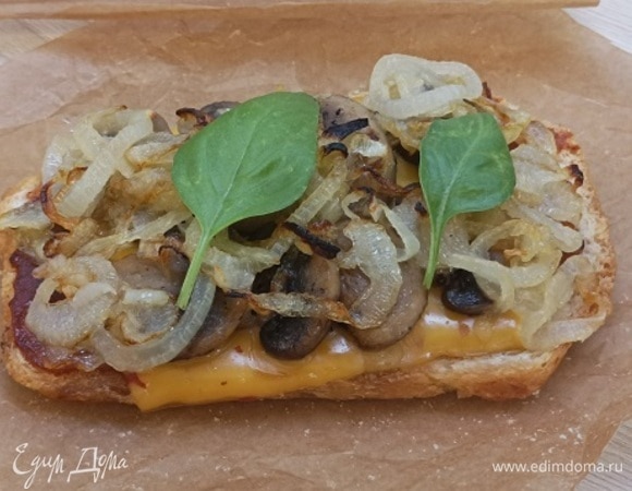 Подавать на стол, украсив листочками базилика.