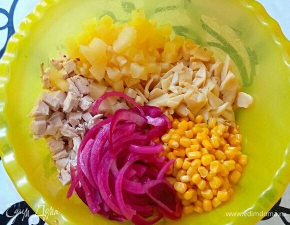 Вареную куриную грудку нарезаем некрупным кубиком. Перекладываем в миску. Таким же кубиком режем ананасы. Добавляем нарезанные консервированные шампиньоны, кукурузу и лук. Все перемешиваем. Солим и перчим по вкусу.