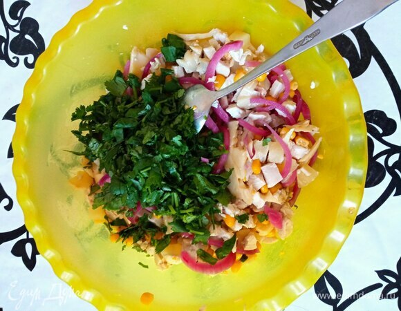 Мелко шинкуем зелень. Смешиваем с салатом. Заправляем майонезом и горчицей. Перемешиваем.