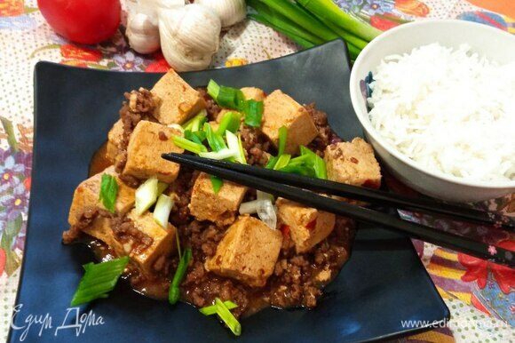 При подаче посыпаем зеленым луком. Мапо тофу подают как горячую закуску или с рисом как основное блюдо. Приятного аппетита!