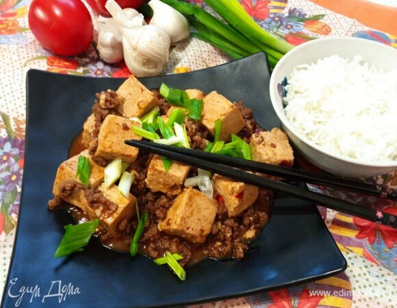 При подаче посыпаем зеленым луком. Мапо тофу подают как горячую закуску или с рисом как основное блюдо. Приятного аппетита!