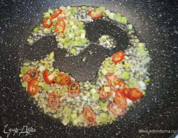 Свинину промываем, обсушиваем, слегка отбиваем и нарезаем тонкими полосками. Для этого сначала нарезаем на пластины, которые можно немного отбить, а потом на полоски. Морковь и сельдерей режем тонкими брусочками примерно того же размера, что и мясо. Белую часть зеленого лука мелко шинкуем. Перец чили нарезаем кольцами. Имбирь и чеснок мелко шинкуем. Если боитесь остроты, то можете удалить семена и перегородки. Я этого не делала. В воке разогреваем растительное масло. Выкладываем лук, чеснок, имбирь и перец чили. Обжариваем 1 минуту на сильном огне, постоянно помешивая.