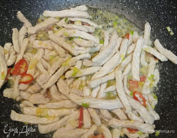 Добавляем свинину и обжариваем до выделения из мяса сока.