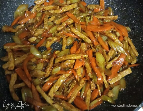 Добавляем овощи и жарим до румяной корочки на мясе. Примерно 7–10 минут, если соки выпарились намного раньше, добавьте столовую ложку горячей воды. Не забываем постоянно помешивать. Когда мясо и овощи почти готовы, сдвигаем их на одну половину вока. На другую половину выливаем соевый соус и сироп. Перемешиваем и даем закипеть, после чего смешиваем с мясом. Теперь добавляем устричный соус. Все перемешиваем. Можно добавить 0,5 ч. л. глутамата натрия, как это делают азиаты, для придания вкуса умами. Крахмал разводим водой и добавляем в вок. Это даст нам глянец. Этот шаг можно пропустить. Все перемешиваем, прогреваем еще пару минут и выключаем нагрев.