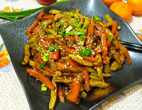 При подаче посыпаем зеленым луком и семенами кунжута. Можно подать с рисом или как самостоятельное блюдо. Приятного аппетита!