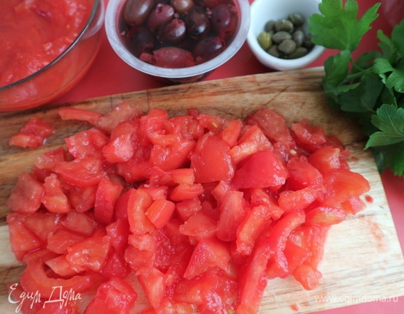 Нарезать помидоры на средние кубики.