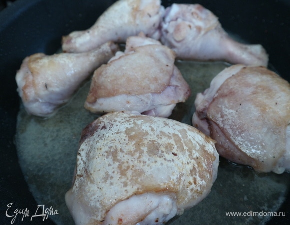 На сковороду налить 1,5 столовой ложки оливкового масла, положить чеснок, разогреть сковороду, 1 минуту подержать чеснок на сковороде, вынуть его со сковороды. Поместить на сковороду курицу, обжарить с двух сторон. Добавить вино, убавить огонь, выпарить вино наполовину, добавить куриный бульон. Время обработки 5–7 минут.