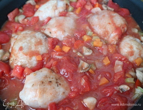 Соединить в одной сковороде курицу, грибы и овощи, в том числе помидоры в собственном соку и нарезанные свежие помидоры.