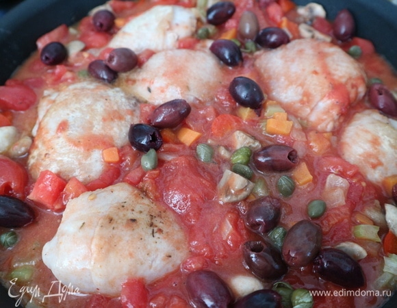 Добавить сахарный песок (чтобы уравновесить вкус), каперсы, оливки. Накрыть сковороду крышкой с клапаном для пара. Тушить 30 минут.