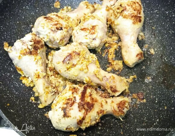 В сковороде на растительном масле обжарить голени до легкого потемнения.