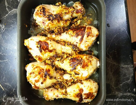 Переложить курицу в смазанную маслом форму для запекания, влить оставшееся вино и поставить в разогретую до 200°C духовку на 50–60 минут. Зависит от вашей духовки. Можно через 20 минут накрыть фольгой.