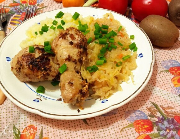 Подаем голени с картофельным пюре и капустой, посыпав зеленым луком. Приятного аппетита!