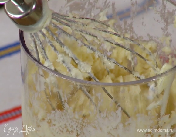 Предварительно размягченное сливочное масло и сахар поместить в чашу блендера и взбить насадкой-венчиком, затем добавить яйцо, сироп агавы и еще раз взбить.