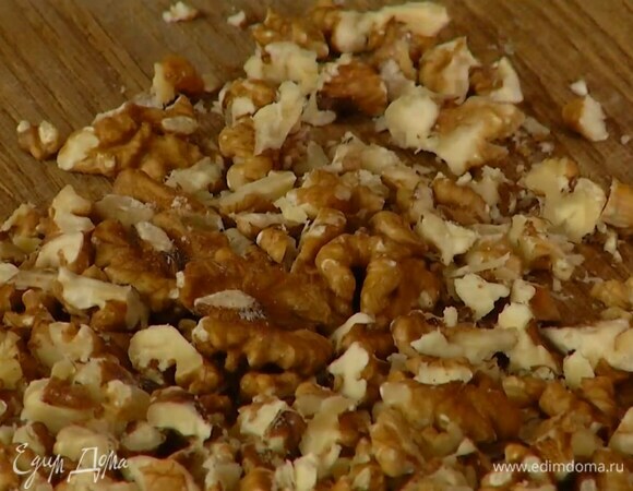 Орехи порубить ножом в крошку.