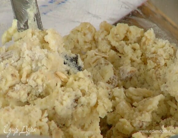Муку перемешать с овсяными хлопьями, орехами, цукатами, изюмом,  разрыхлителем и солью, затем добавить сливочную смесь и вымешать тесто.
