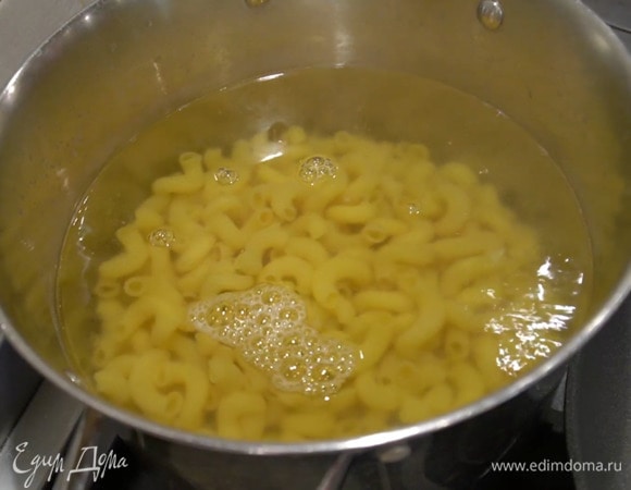 Макароны отваривать в подсоленной воде на 3 минуты меньше, чем указано на упаковке, затем воду слить и сохранить.