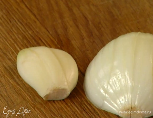 Лук и чеснок почистить.