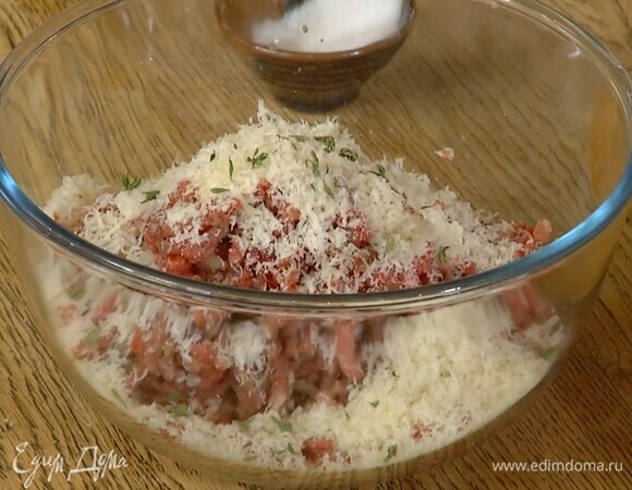 Мясо измельчить в мясорубке вместе с половиной луковицы и зубчиком чеснока, затем посолить, поперчить, добавить половину натертого сыра, листья тимьяна и вымешать фарш.
