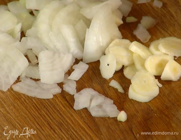 Оставшийся лук и чеснок мелко порубить.