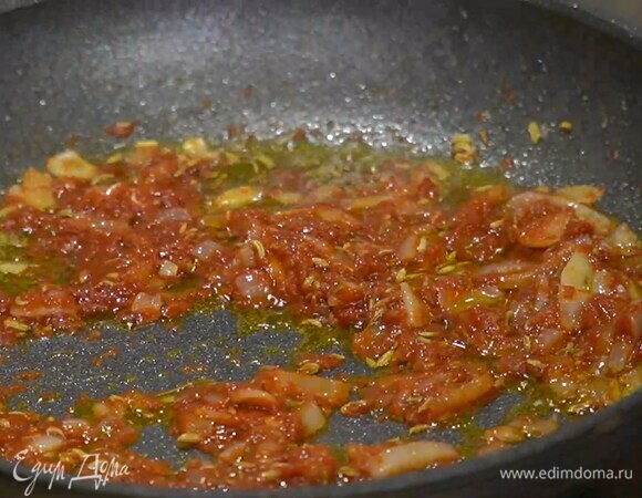 Разогреть в сковороде растительное и сливочное масло, всыпать семена фенхеля, лук и чеснок и обжарить, затем добавить томатную пасту, посолить, перемешать и прогревать на маленьком огне.