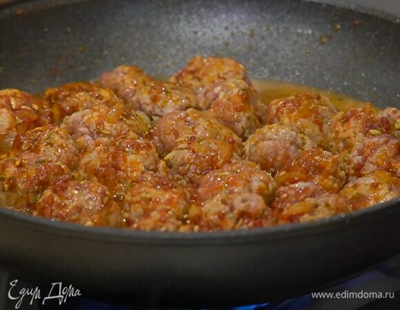 Сформировать из фарша небольшие шарики, добавить в сковороду и обжарить со всех сторон, затем влить вино, посолить, поперчить, положить острый перчик, увеличить огонь и выпарить алкоголь.
