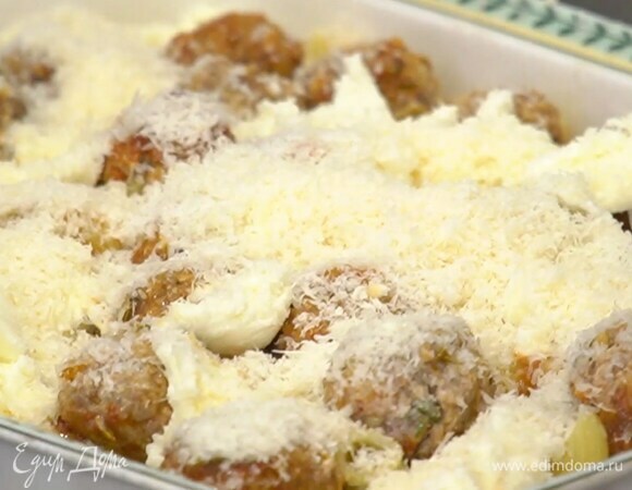 Готовые макароны поместить в жаропрочную форму, сверху разложить фрикадельки с соусом и порванную руками моцареллу, полить все половником воды, в которой варились макароны, и посыпать оставшимся сыром.