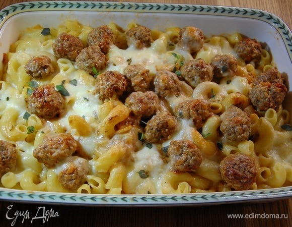 Запекать в разогретой духовке 15–20 минут, перед подачей посыпать листьями базилика.