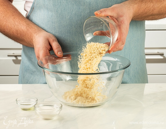 В миске смешайте пшеничную муку, молотый миндаль, сахар, разрыхлитель.
