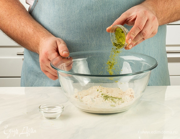Добавьте матчу и соль, еще раз хорошо перемешайте.