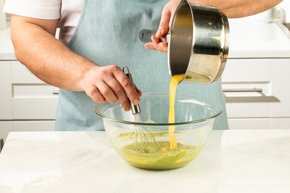 Влейте в миску растопленный маргарин «Пышка». Перемешайте массу.