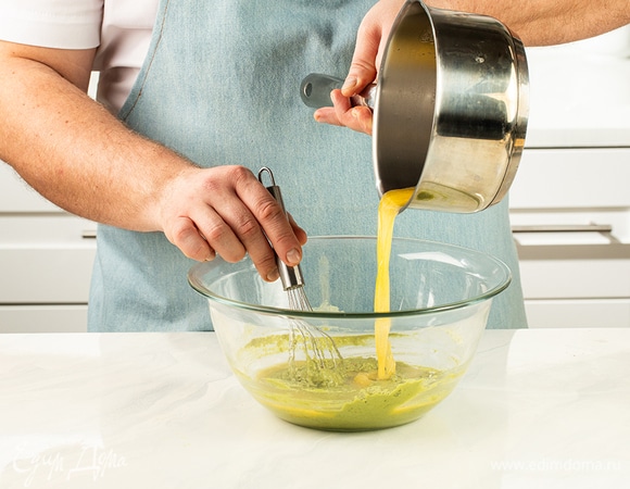 Влейте в миску растопленный маргарин «Пышка». Перемешайте массу.