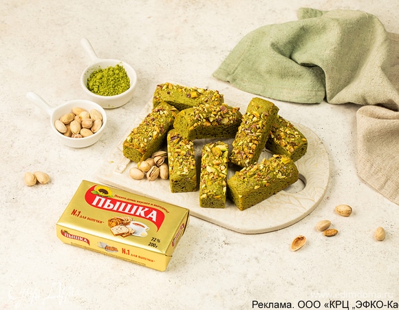 Выпекайте печенье в разогретой до 200°С духовке 12–14 минут. Готовую выпечку остудите и подавайте к столу.