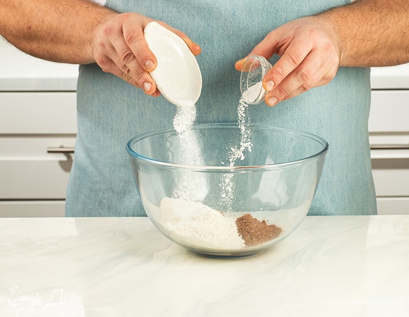 Соедините сухие ингредиенты: просеянную муку, какао, соду и разрыхлитель.