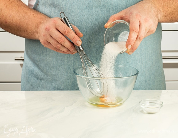 В чистой посуде слегка взбейте венчиком или миксером яйцо с сахаром, солью и молоком.