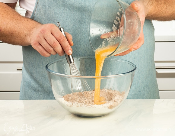 Добавьте яично-молочную массу в сухие ингредиенты. Смешайте до полного объединения.