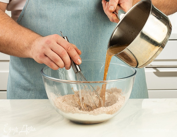 Влейте тонкой струйкой теплое пиво с топленым маргарином «Пышка». Перемешайте и оставьте тесто на 15 минут при комнатной температуре.