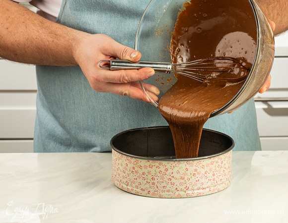 Разогрейте духовку до 160°С и выстелите форму диаметром 20 см пергаментом. Разделите тесто на две равные части, перелейте одну в форму и отправьте в духовку на 25–30 минут. Вторую часть уберите в холодильник. Проверьте готовность коржа с помощью деревянной зубочистки, оставьте его остывать на решетке. Выпекайте второй корж в той же форме в течение 25–30 минут при 160°С до сухой зубочистки. Также аккуратно извлеките корж и остудите.