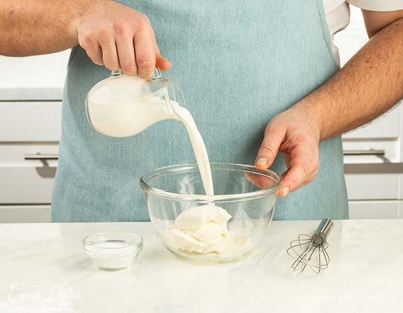 Для крем-чиза взбейте сливки с сахарной пудрой и творожным сыром до мягких пиков.