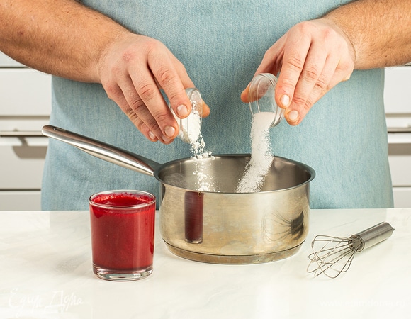 Приготовьте малиновый конфитюр. Разогрейте в сотейнике малиновое пюре, добавьте к нему сахар и крахмал, доведите до кипения, снимите с огня.