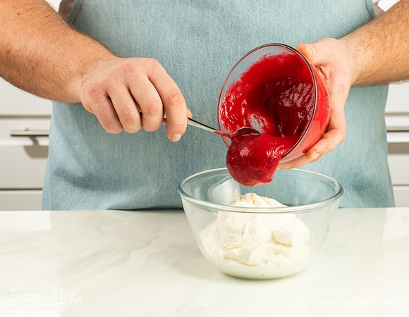 Добавьте в крем-чиз половину малинового конфитюра и перемешайте.