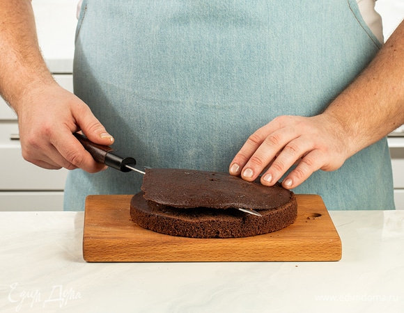 Подровняйте коржи при необходимости.