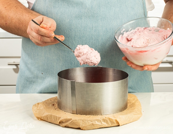 На нее выложите малиновый конфитюр, а сверху — крем, накройте вторым коржом.