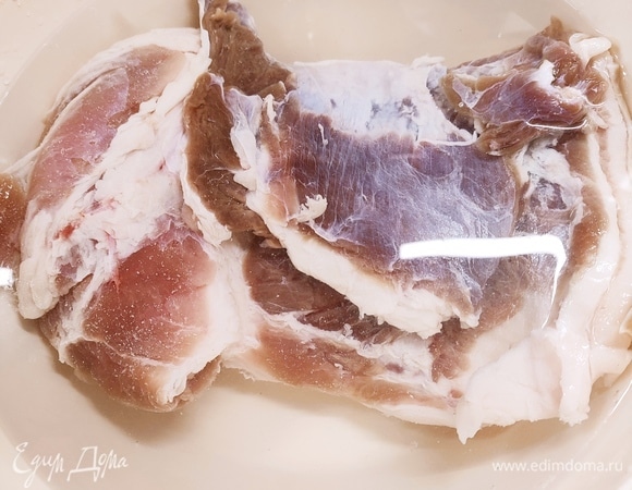 Через 2 дня мясо промыть под водой. Налить в емкость холодной воды и поместить в нее грудинку на 2 часа.
