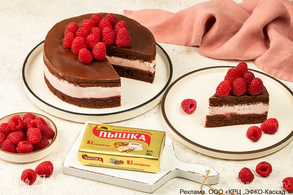 Украсьте десерт по желанию, например, шоколадным ганашем и свежей малиной. Уберите торт в холодильник минимум на 3–4 часа для пропитки.
