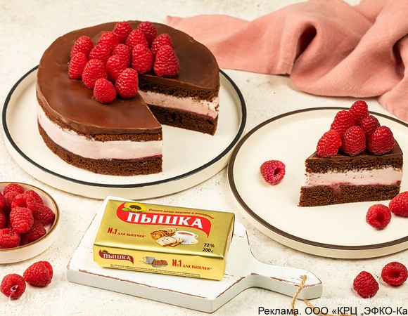 Украсьте десерт по желанию, например, шоколадным ганашем и свежей малиной. Уберите торт в холодильник минимум на 3–4 часа для пропитки.