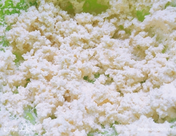 Мягкое сливочное масло, творог и соль взбить миксером до кремообразного состояния.