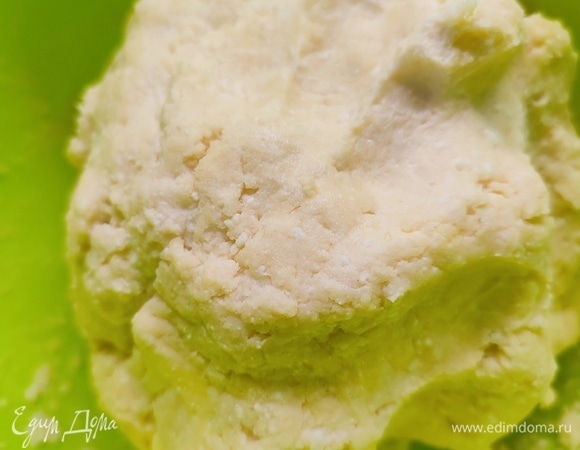 Добавить муку, замесить мягкое тесто. Завернуть его в пленку и убрать в холодильник на 1 час.